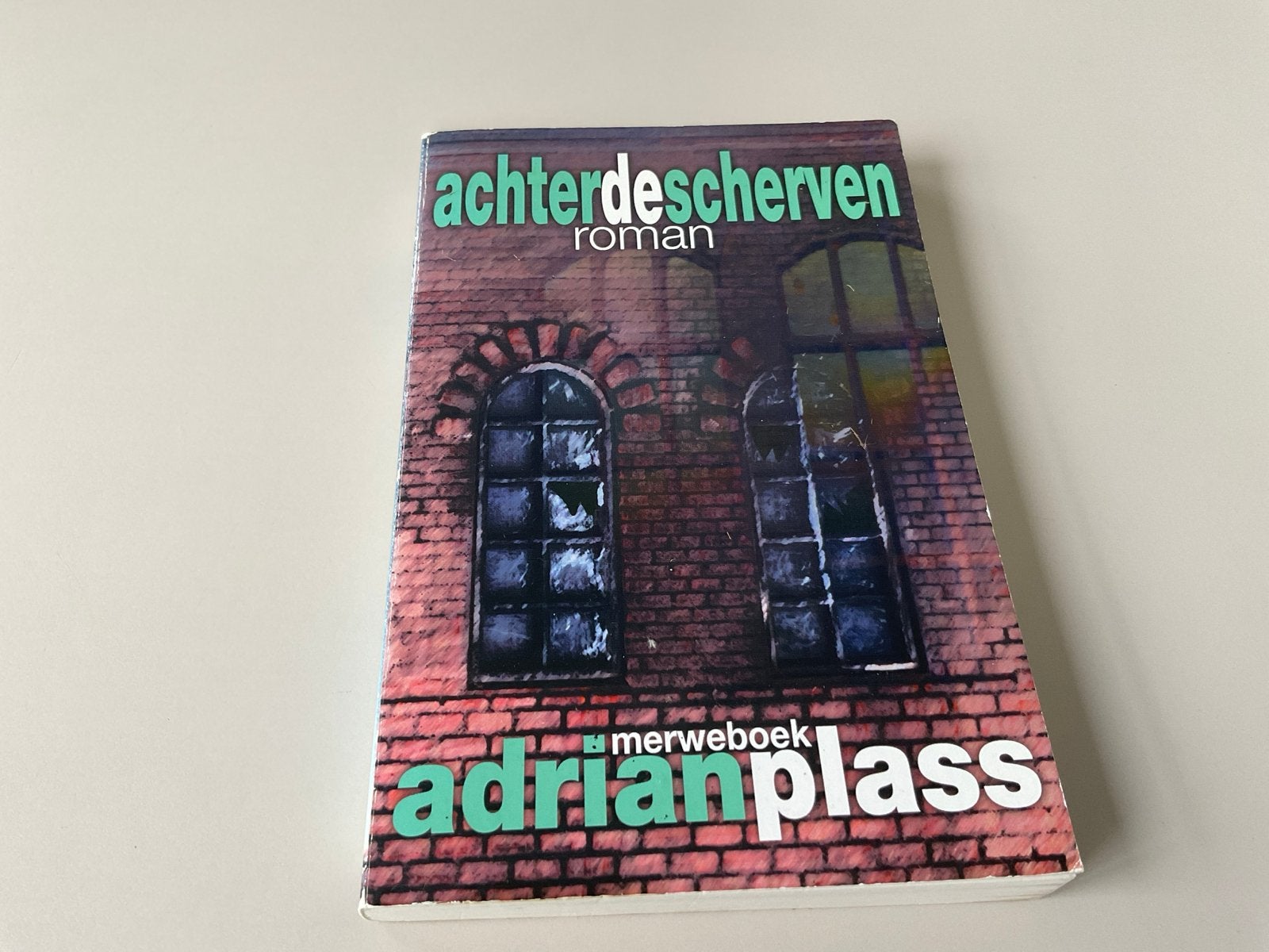 Achter de Schermen - Roman van Adrian Plass, Boeken, Ophalen of Verzenden, Zo goed als nieuw