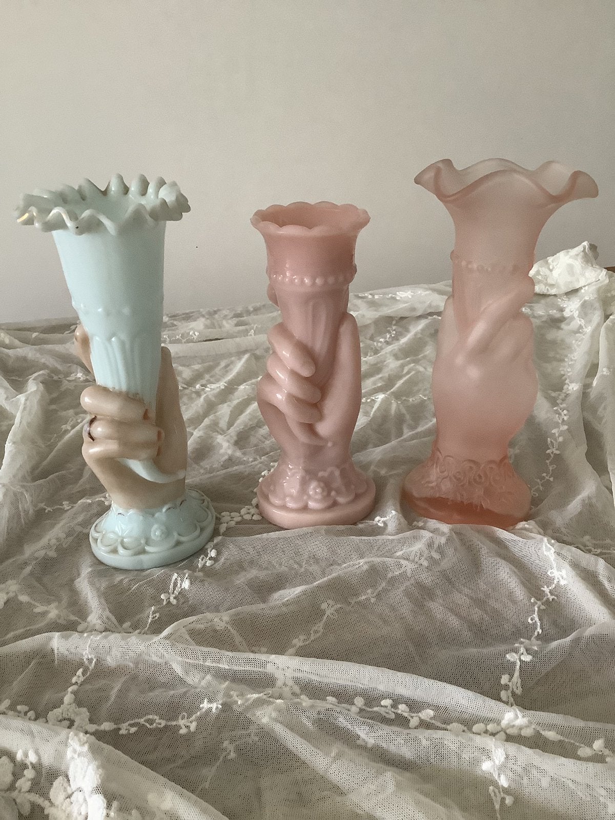 Drie prachtige melkglas handvazen, Antiek en Kunst, Ophalen of Verzenden