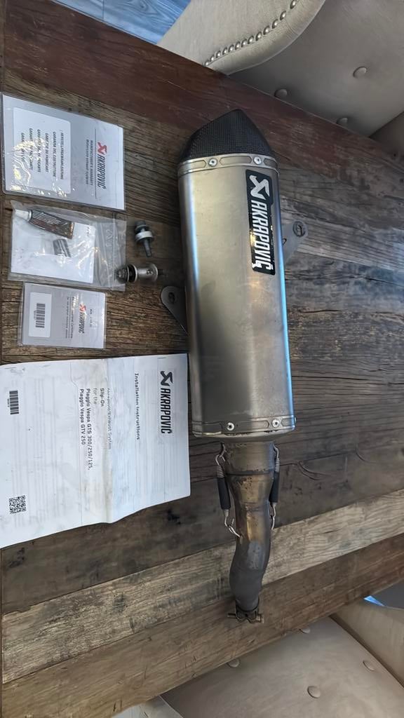 Vespa gts 300 akrapovic orgineel zo goed als nieuw 2006-2018, Fietsen en Brommers, Brommeronderdelen | Scooters, Ophalen of Verzenden