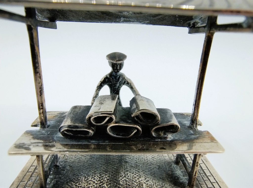 Zilveren miniatuur stoffenverkoper, Verzenden, Zilver