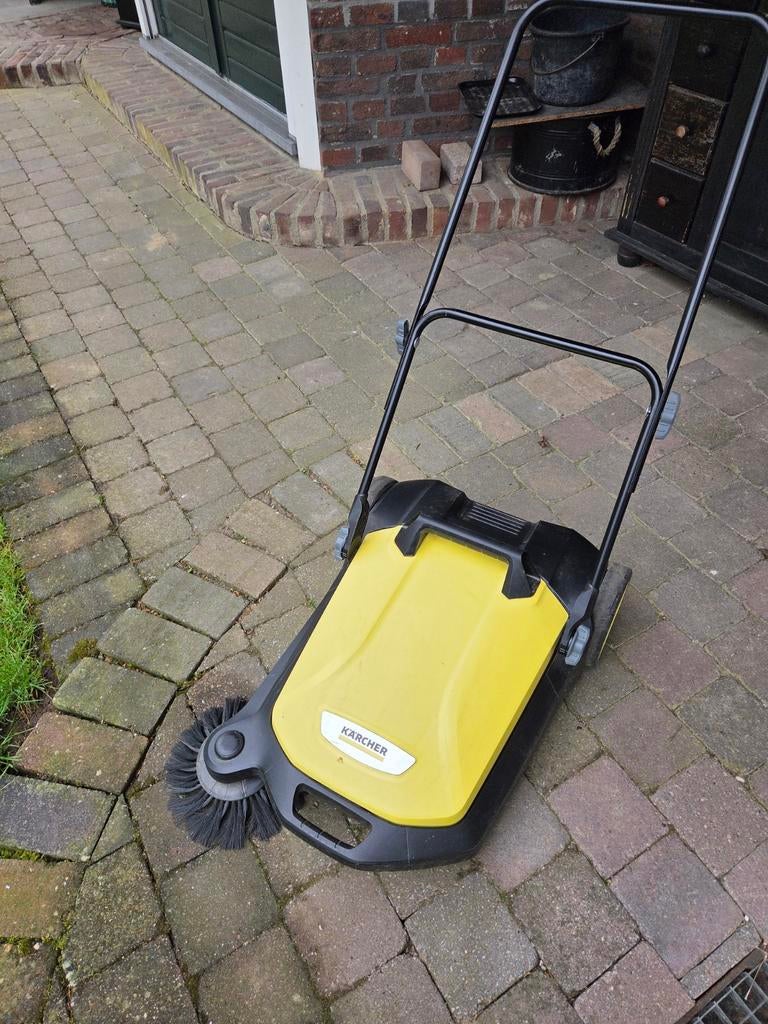 Kärcher S 4  veegmachine - Zo goed als nieuw, Tuin en Terras, Veegmachines, Ophalen, Zo goed als nieuw, Kärcher