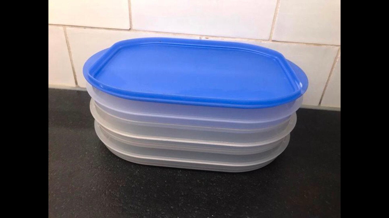 Tupperware vleeswaren stapeldrie stapel 3 blauw belegbakjes, Gebruikt, Schaal, Blauw, Ophalen of Verzenden