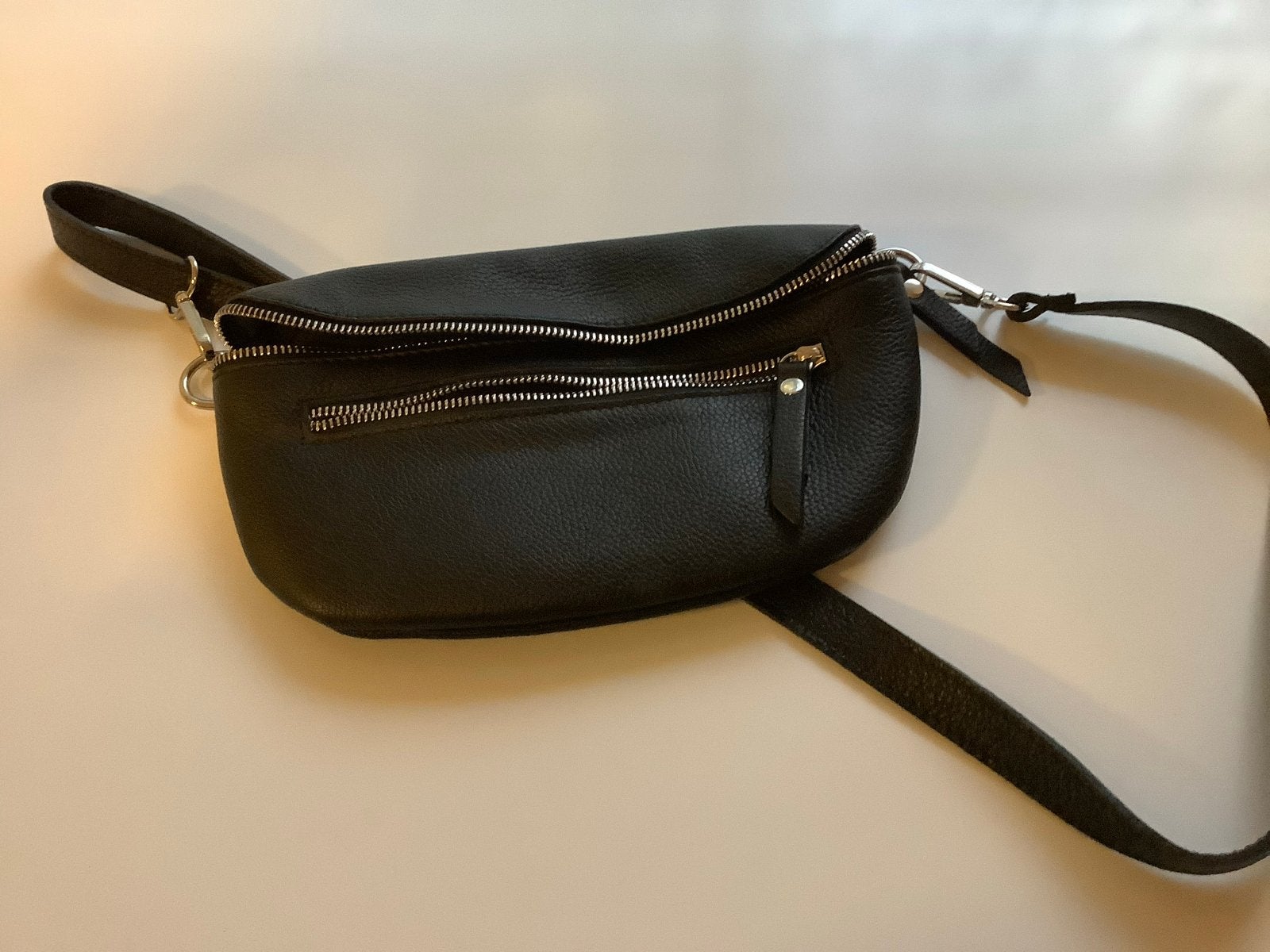 Zwarte heuptas / crossbody tas van leer, Sieraden, Tassen en Uiterlijk, Tassen | Damestassen, Ophalen of Verzenden, Zo goed als nieuw