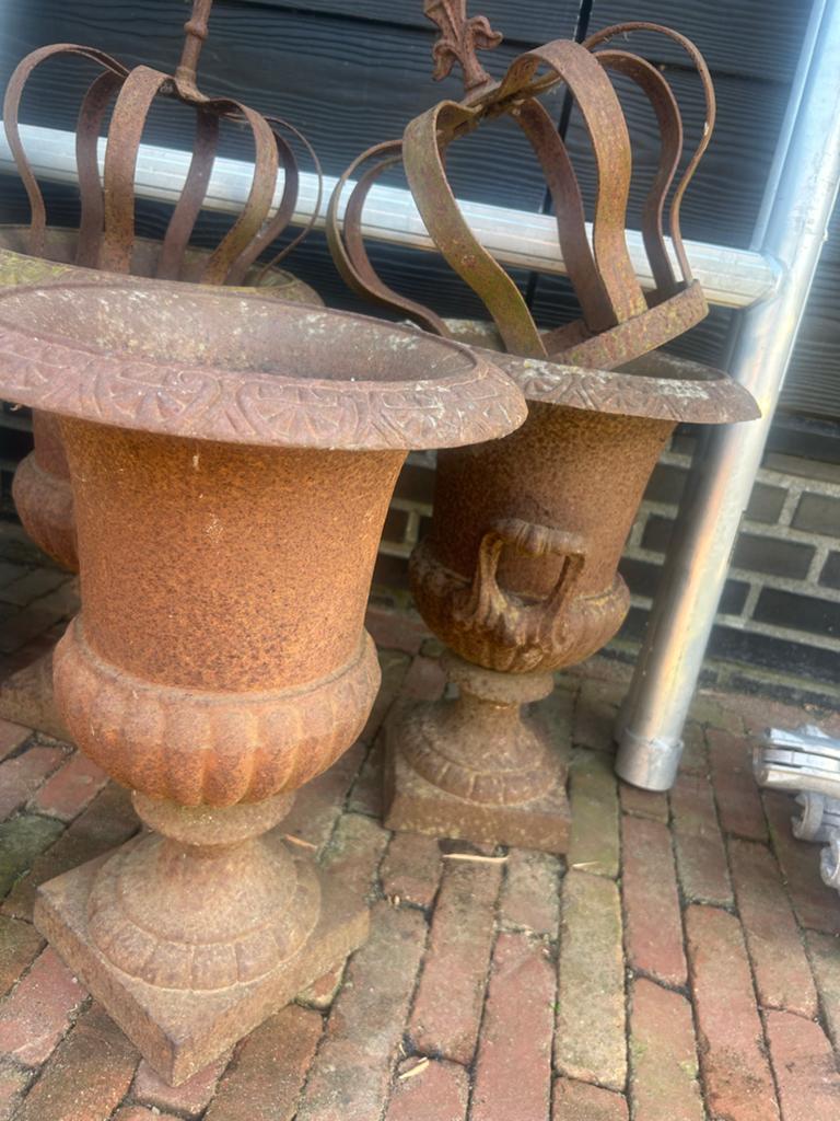 Set van 3 Antieke Gietijzeren Bloempotten met Kroon, Ophalen, Gebruikt, Minder dan 60 cm, Binnen