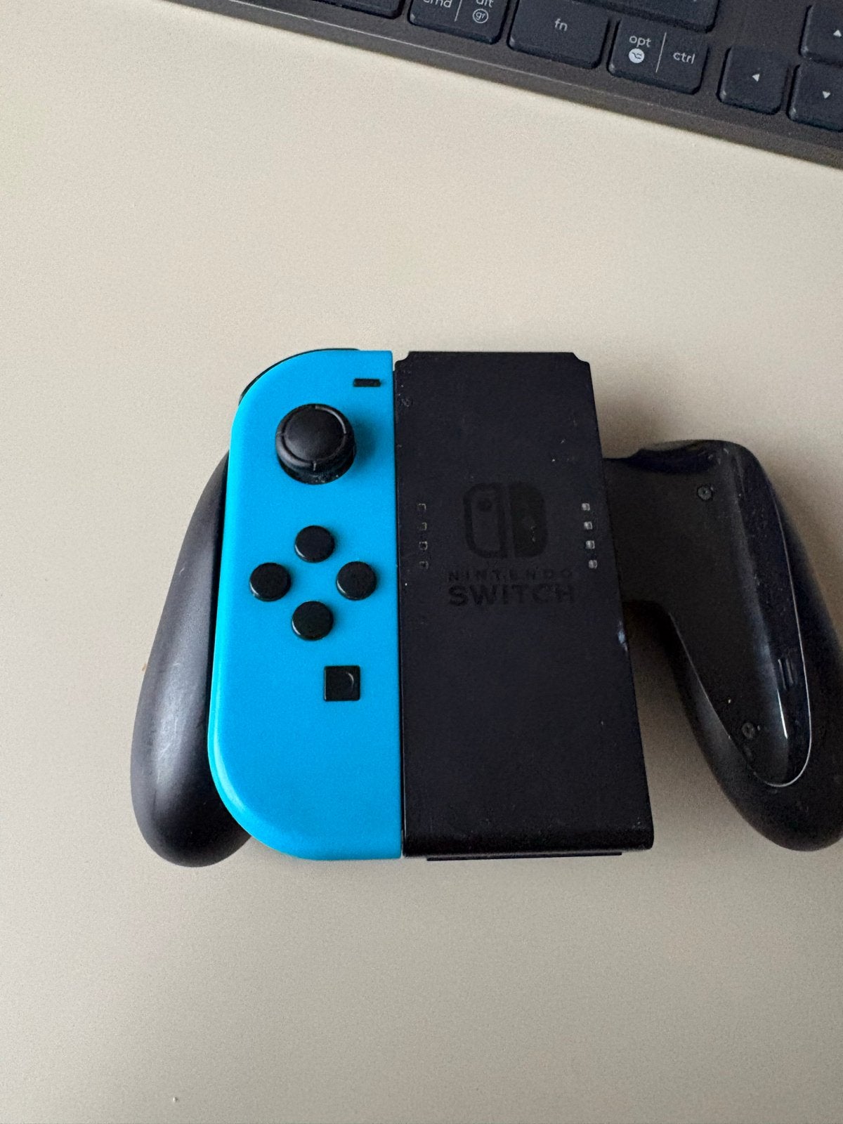 Nintendo Switch Joy-Con met grip - Blauw, Spelcomputers en Games, Spelcomputers | Nintendo Switch, Ophalen of Verzenden, Gebruikt