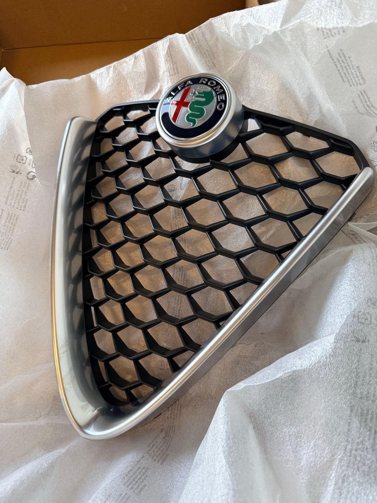 Originele Alfa Romeo Giulia grille inclusief embleem - Nieuw, Ophalen, Voor, Nieuw, Alfa Romeo