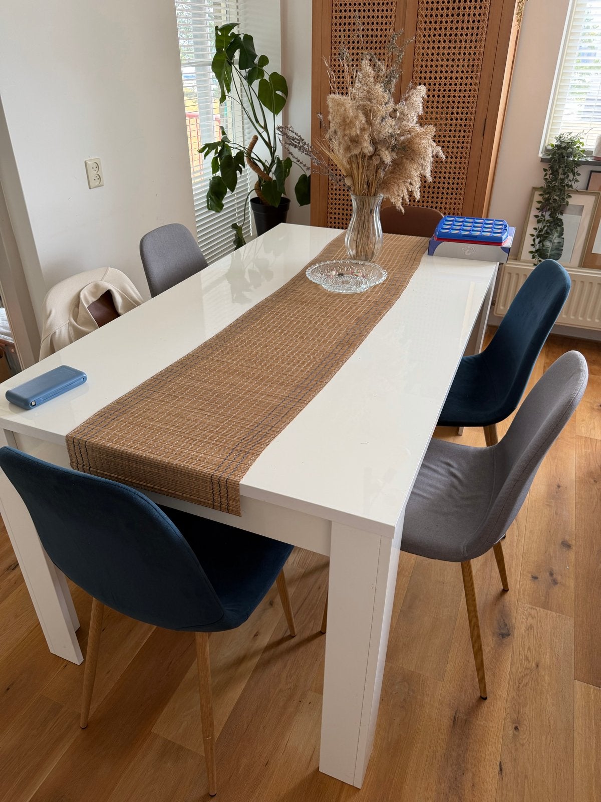 6 JYSK eetstoelen: grijs, cognac nepleer, blauw suède, Huis en Inrichting, Ophalen, Gebruikt, Overige kleuren, Leer