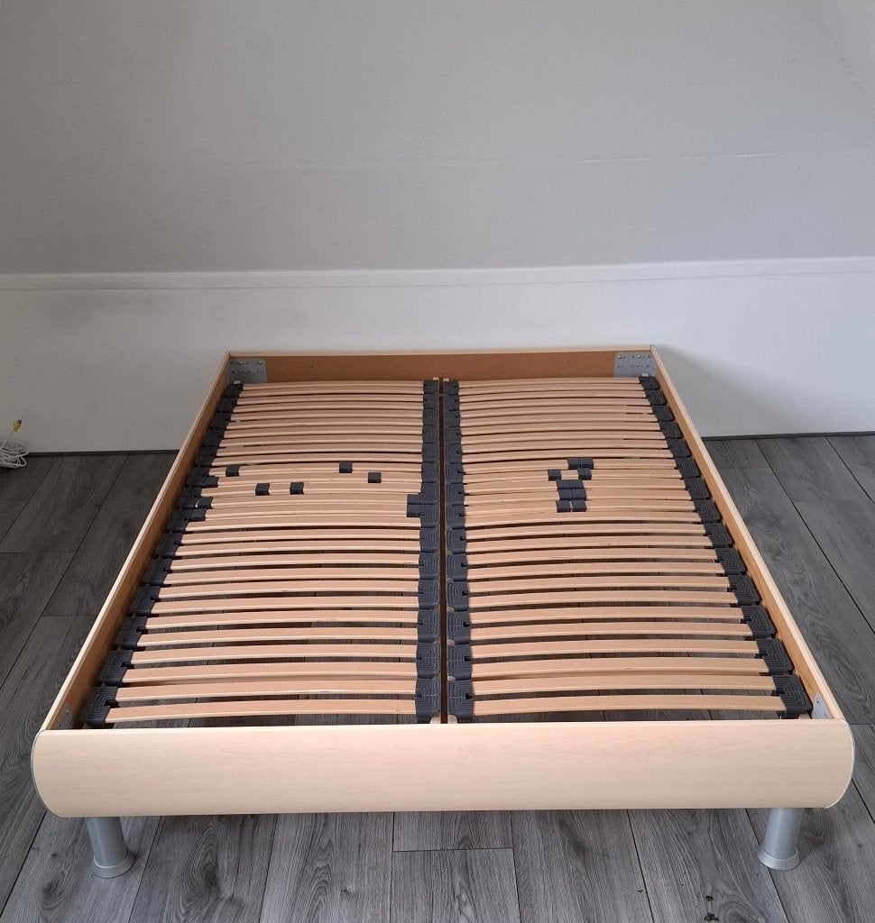 2 persoons bed / twijfelaar met lattenbodems 140 x 200 cm, Ophalen, Gebruikt, Bruin, 140 cm