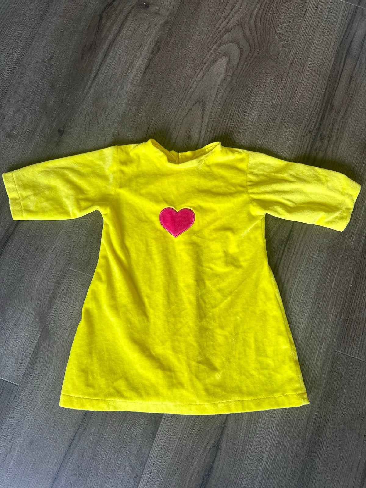 Bumba verkleedpakje - Geel met roze hartje, Kinderen en Baby's, Carnavalskleding en Verkleedspullen, Ophalen, Gebruikt, 104 of kleiner