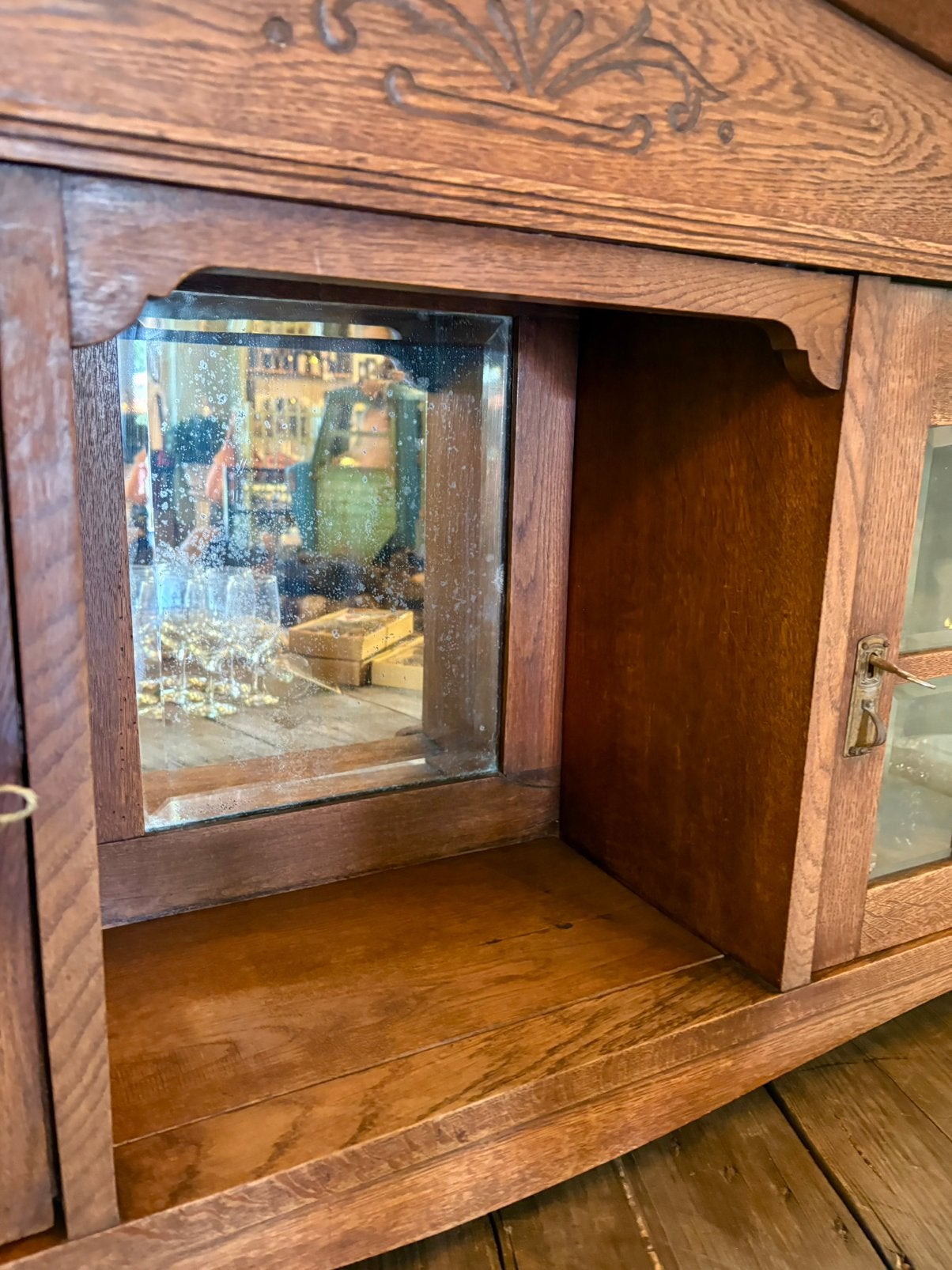 Leuk antiek houten vitrine kastje, met spiegel en 2 deurtjes, Ophalen of Verzenden