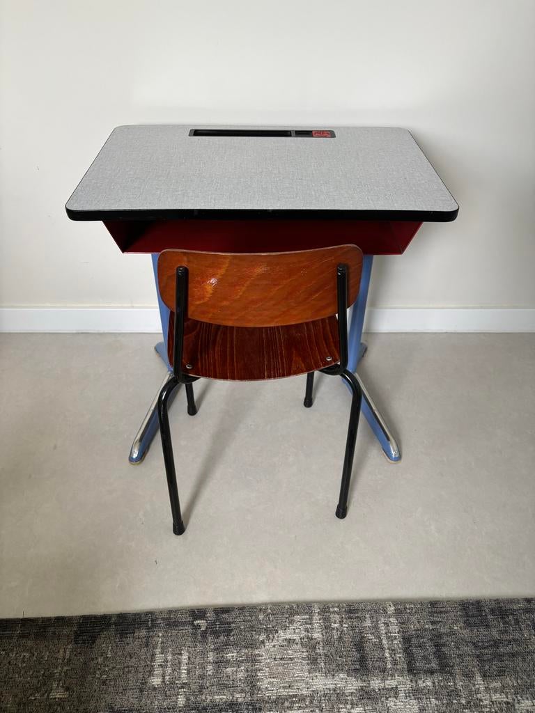 Gratis: Retro bureautje en stoel - Vintage schoolset, Kinderen en Baby's, Kinderkamer | Tafels en Stoelen, Ophalen, Gebruikt, Tafel(s) en Stoel(en)