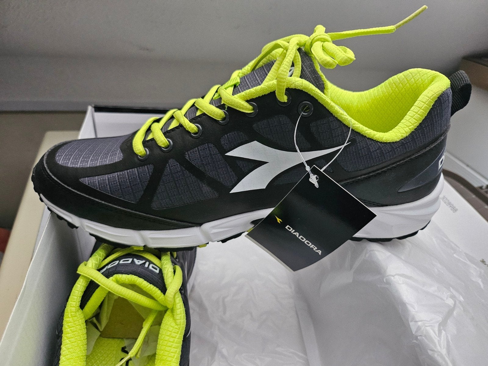 Diadora RAID 3 Sportschoenen - Zwart/Wit/Neon Geel, Maat 44, Zwart, Nieuw, Ophalen of Verzenden, Sneakers of Gympen