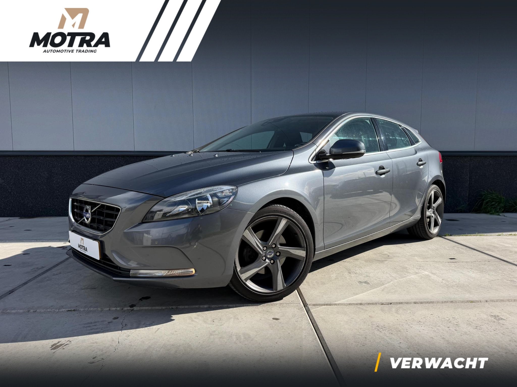 Volvo V40 1.6 T4 Momentum | Trekhaak | Navigatie | Camera |, Auto's, Voorwielaandrijving, Gebruikt, 4 cilinders, 179 pk