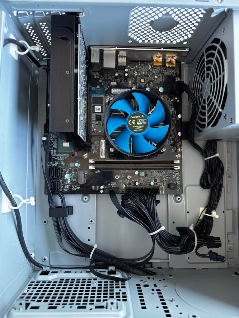 Medion Erazer Recon E20 | i5-10400F | GTX 1650 | 16GB RAM, Overige genres, 1 speler, Ophalen of Verzenden, Zo goed als nieuw