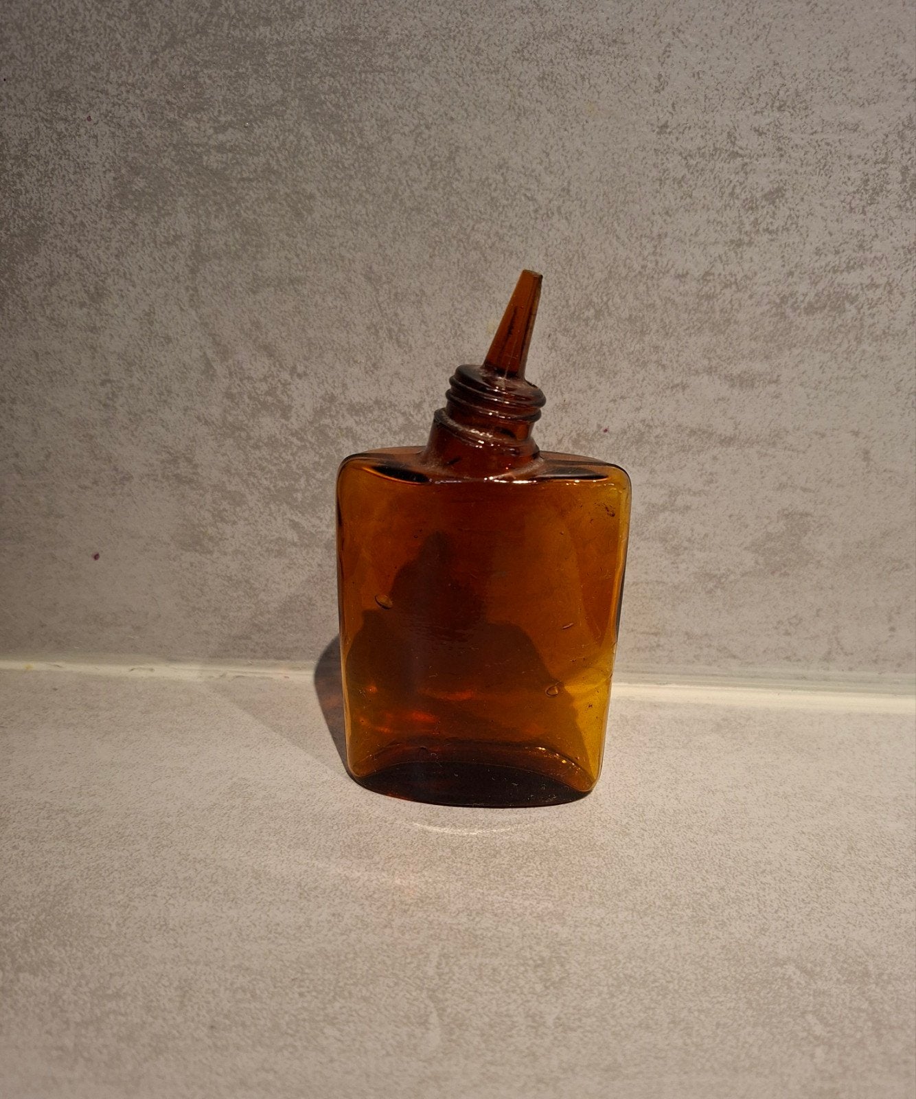 Antieke bruine glazen fles met schenktuit, Ophalen of Verzenden