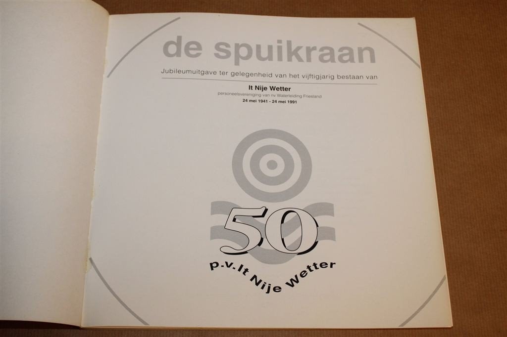 De Spuikraan — 50 Jaar Waterleiding Friesland, Ophalen of Verzenden, Gelezen