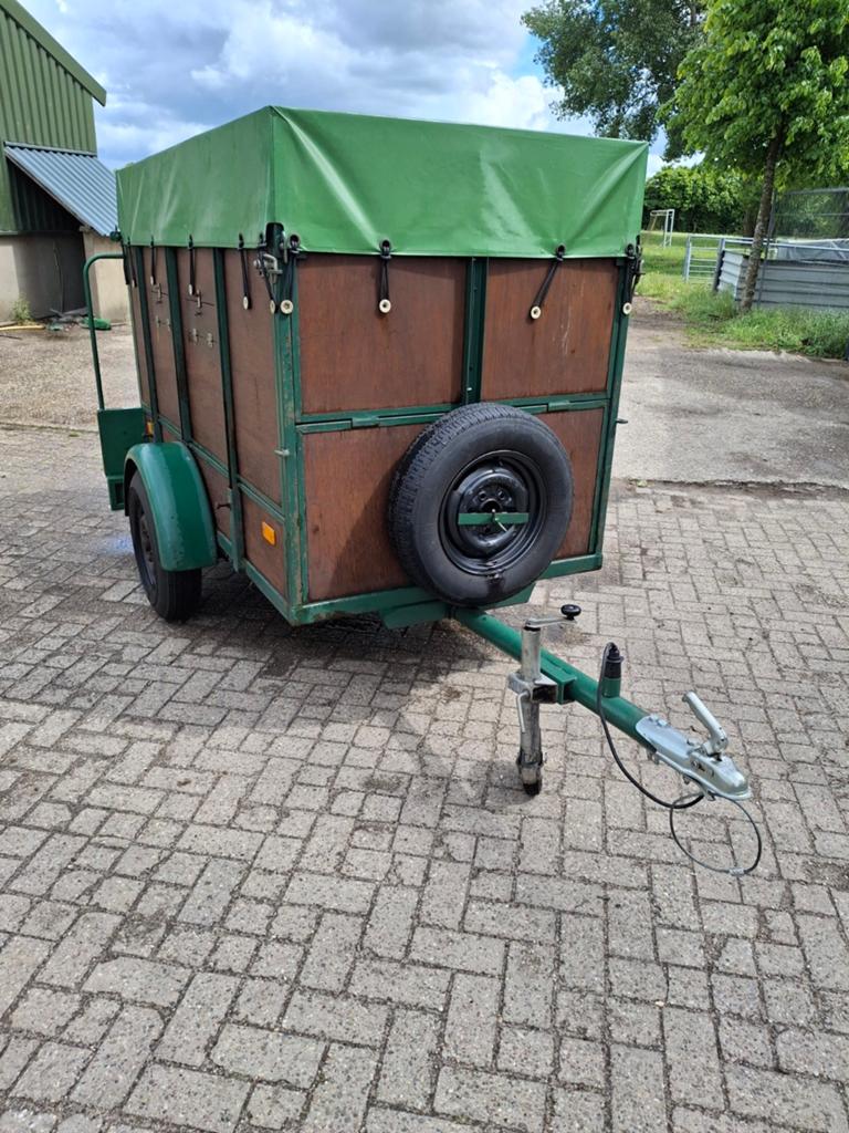 Degelijke veewagen / aanhanger met huif, Auto diversen, Aanhangers en Bagagewagens, Ophalen of Verzenden, Gebruikt