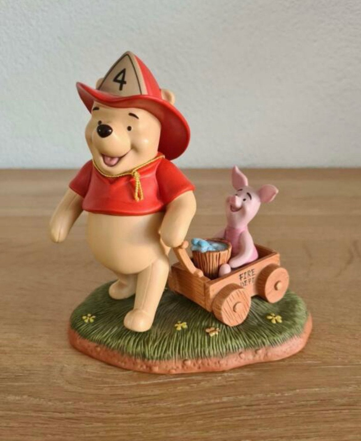 Disney pooh and friends beeldje “it’s a helpful sort of day”, Ophalen of Verzenden, Winnie de Poeh of vrienden, Zo goed als nieuw