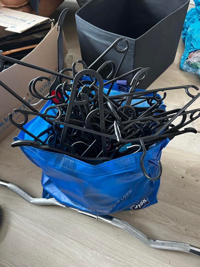 Grote partij zwarte kledinghangers, Ophalen, Gebruikt, Kunststof, Volwassenen