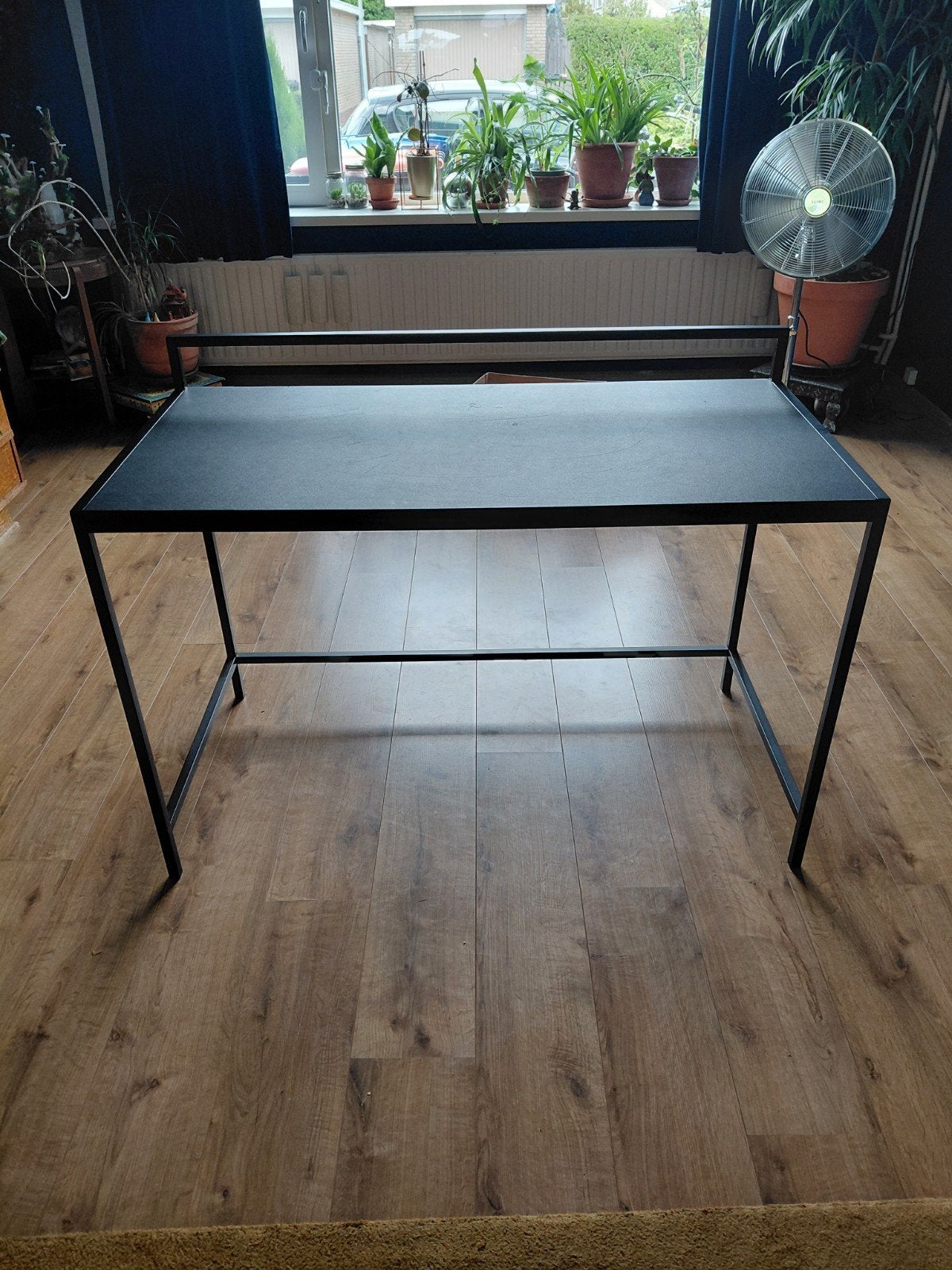 Zwart bureau van de Karwei, Huis en Inrichting, Bureaus, Gebruikt, Overige typen, Overige merken, Modern, Metaal, Zwart, Ophalen