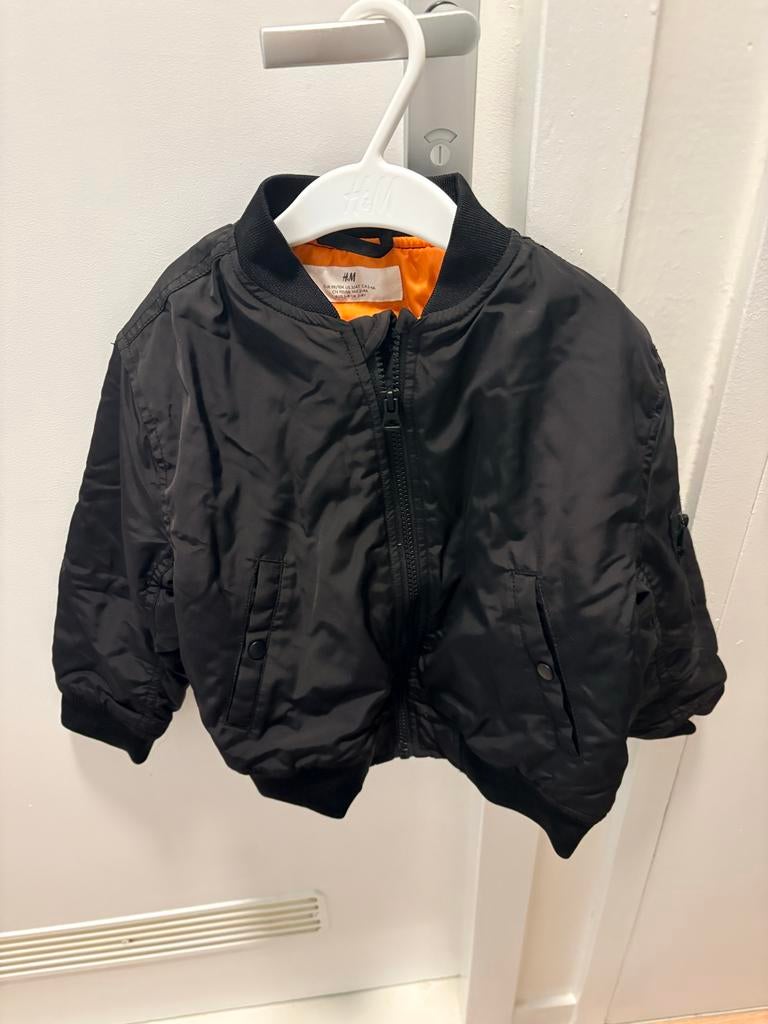 H&M Bomberjack Zwart - Maat 98/104, Ophalen of Verzenden, Zo goed als nieuw, Jongen of Meisje, Jas