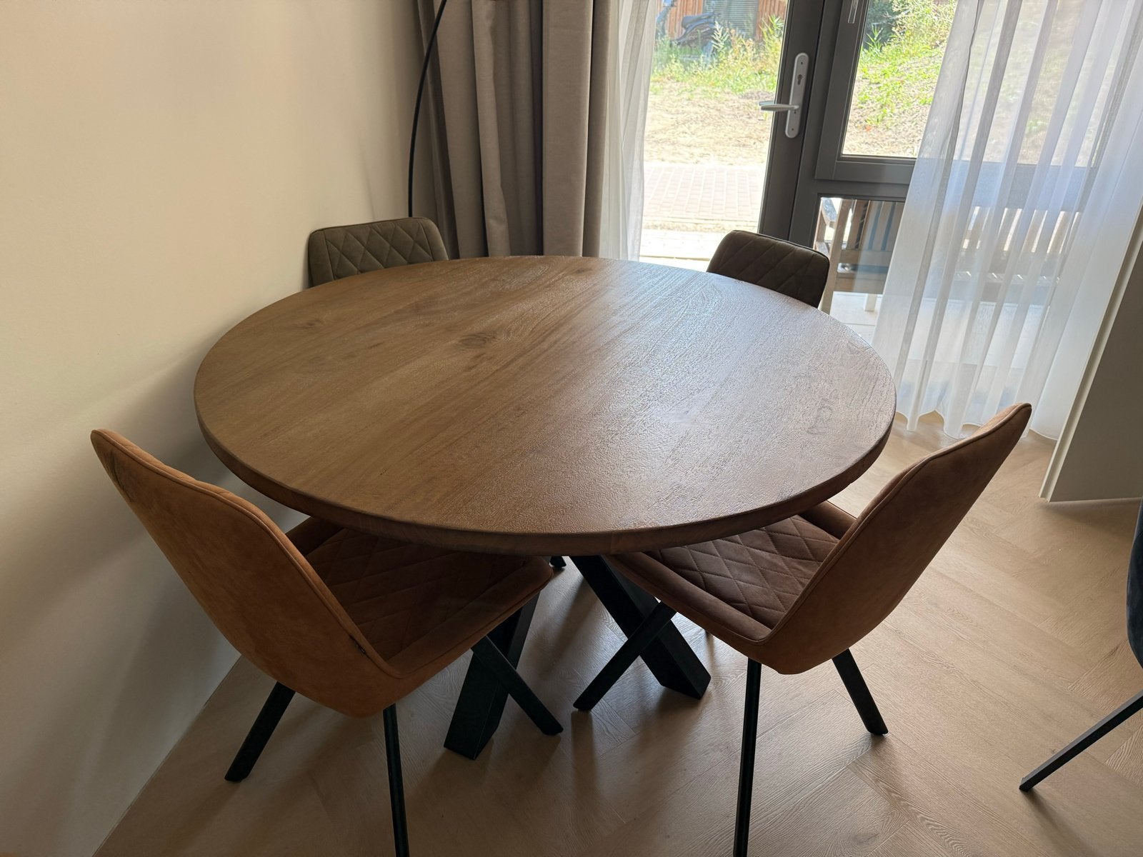 Mangohouten eettafel (130 cm) met 4 eetkamerstoelen, Ophalen, Gebruikt, 100 tot 150 cm, Rond