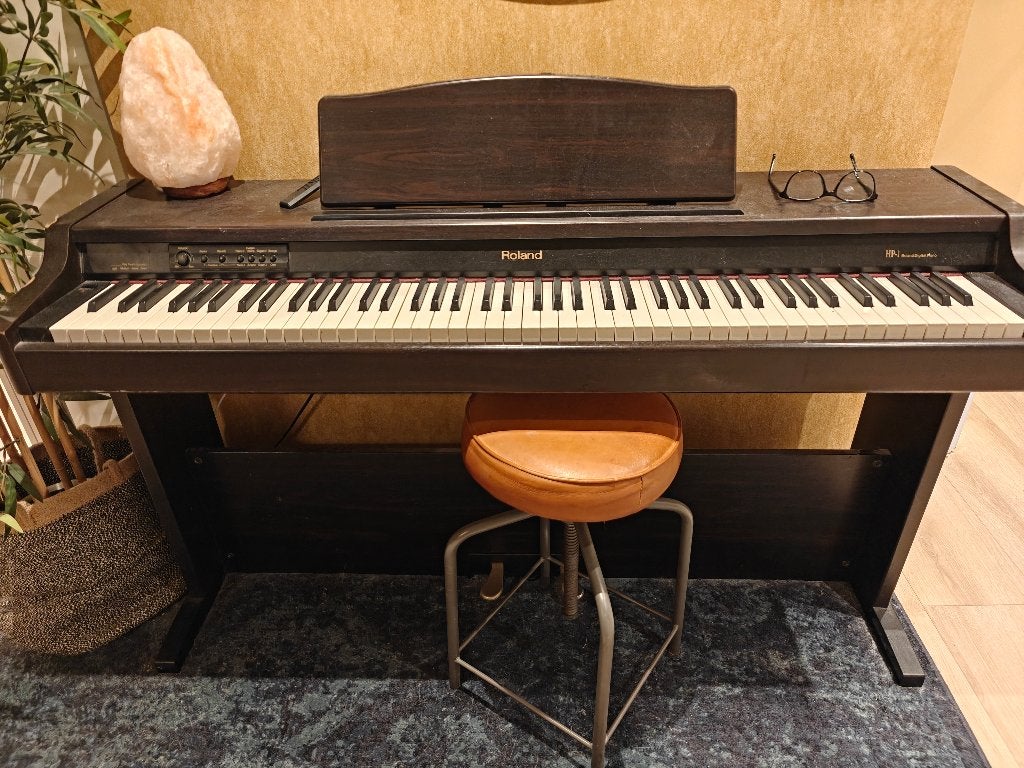 Roland HP-1 digitale piano, Muziek en Instrumenten, Ophalen, Gebruikt, Bruin, Digitaal