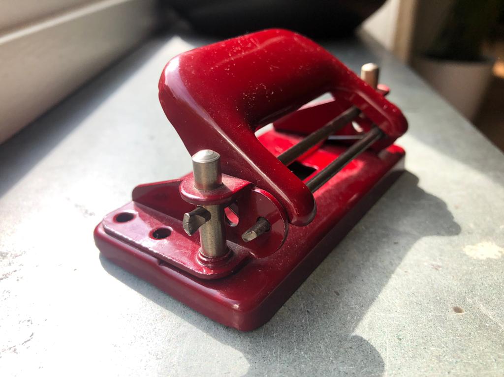 Kleine vintage rode perforator (merkloos), Ophalen of Verzenden, Gebruikt
