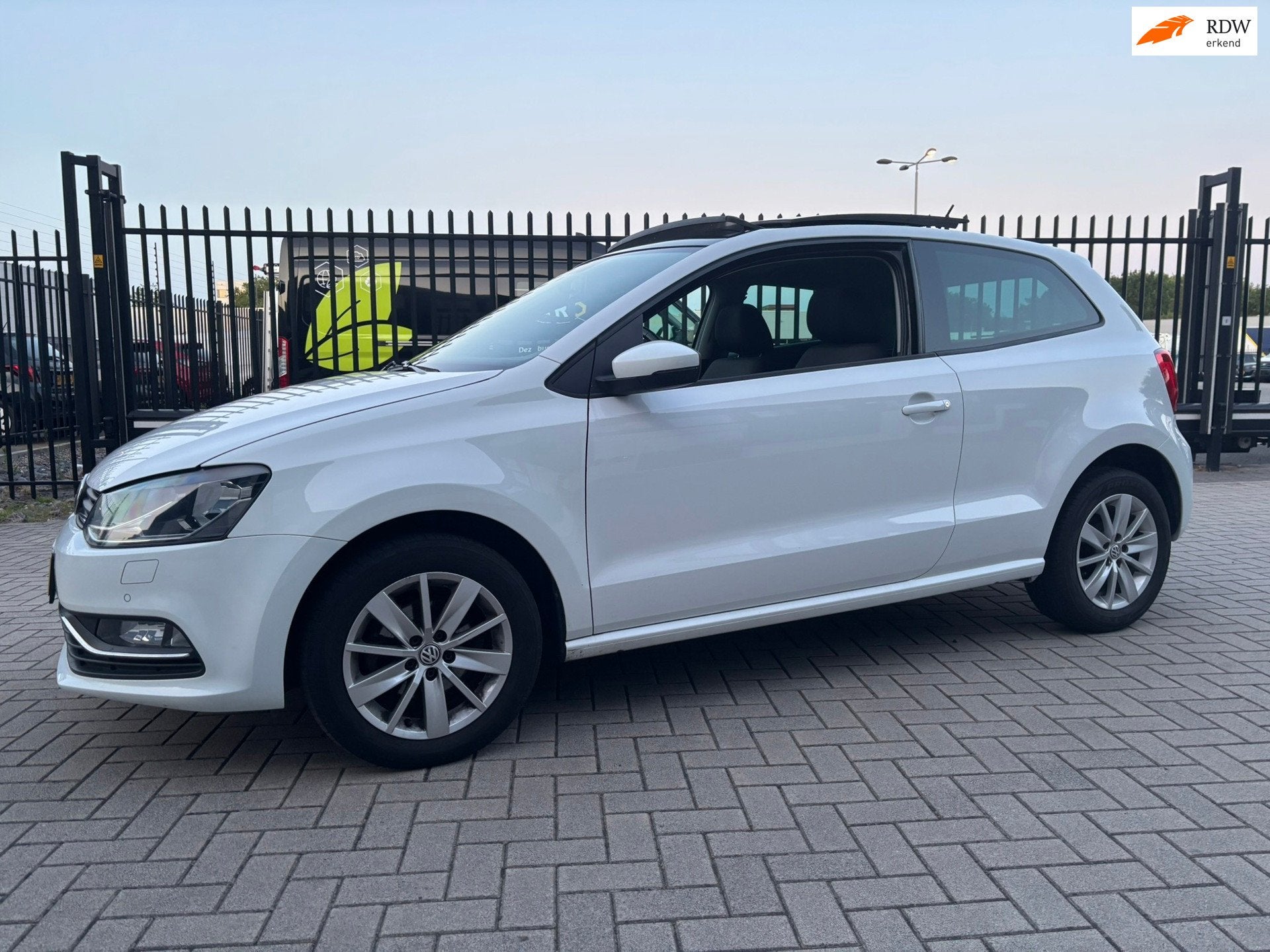 Volkswagen Polo 1.0 Comfortline Panoramdak Vol Opties, Stof, Gebruikt, 60 pk, Wit