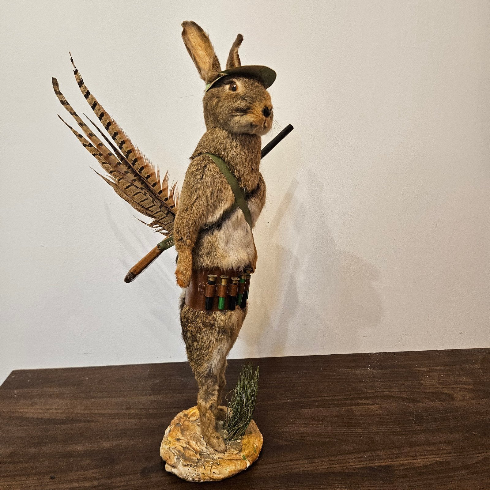 Unieke opgezette haas met jachtuitrusting opgezet taxidermie, Verzamelen, Ophalen of Verzenden, Zo goed als nieuw, Wild dier, Opgezet dier