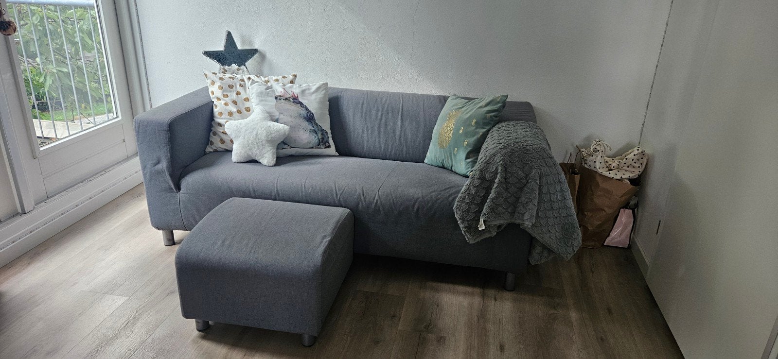 Ikea Klippan 2-zitsbank met bijpassende hocker, Huis en Inrichting, Banken | Bankstellen, Ophalen, 150 tot 200 cm, Tweepersoons