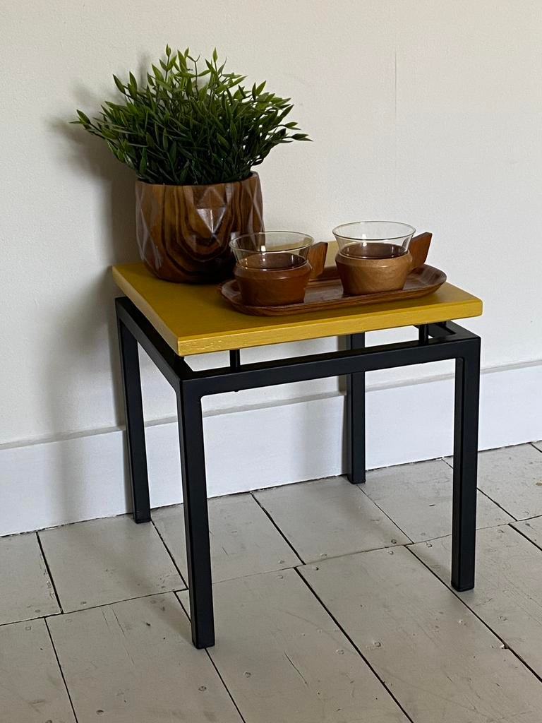Vintage bijzettafeltje restyled okergeel, 50 tot 100 cm, Rond, Ophalen of Verzenden, Zo goed als nieuw