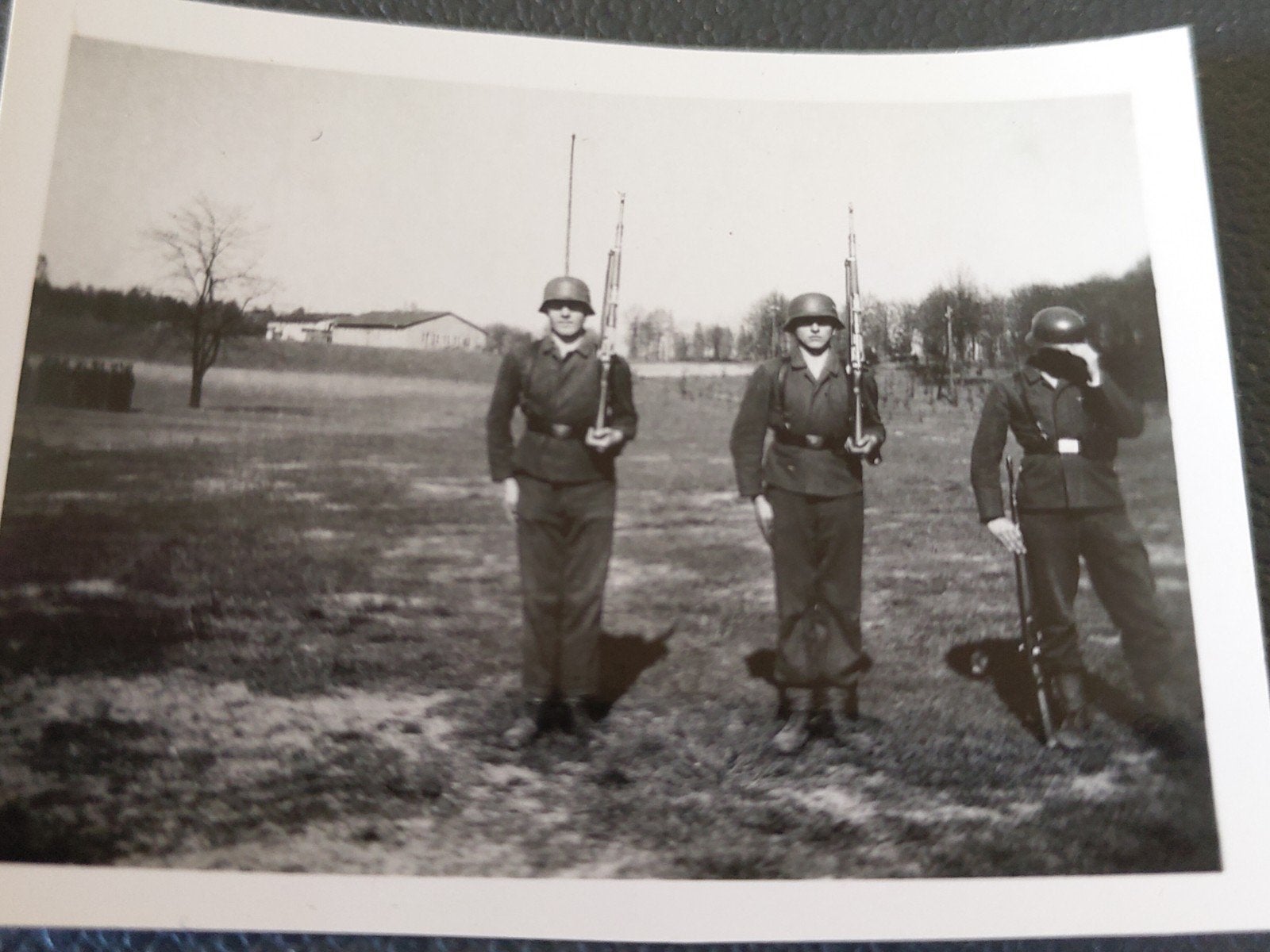 wo2foto Duitse soldaten met,helm, k98 top
verzendkosten €1,4, Ophalen of Verzenden, Duitsland, Helm of Baret