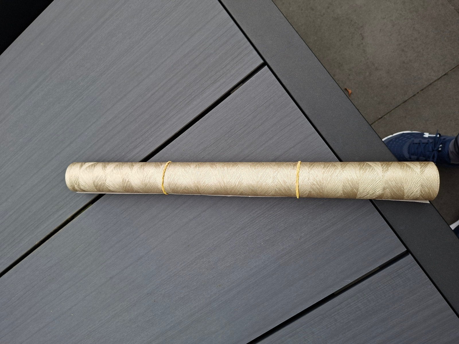 Goudkleurig Vliesbehang met Streepmotief, Huis en Inrichting, Ophalen of Verzenden, Klassiek, Vliesbehang, Minder dan 5 m²