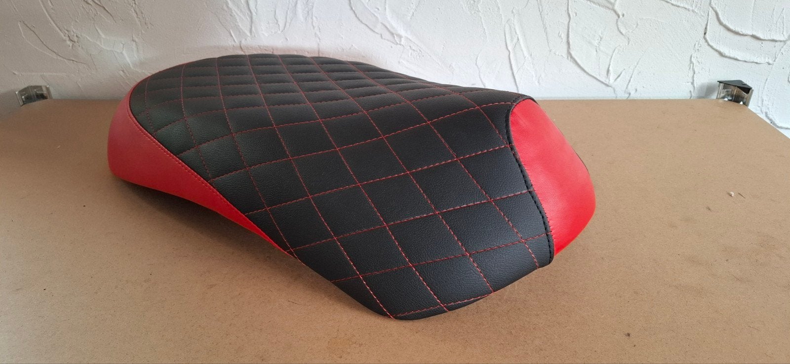 Zadel SYM Mio - zwart/rood combi, SYM, No. 7, Qingyun Rd., Dayuan Dist., Taoyuan City 337, Taiwan, Sym@sym.com.tw, SYM