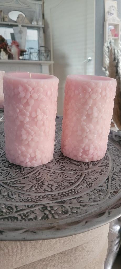 Roze kaarsen met bloemenreliëf - Set van 2, Overige materialen, Nieuw, Ophalen of Verzenden, Kaars
