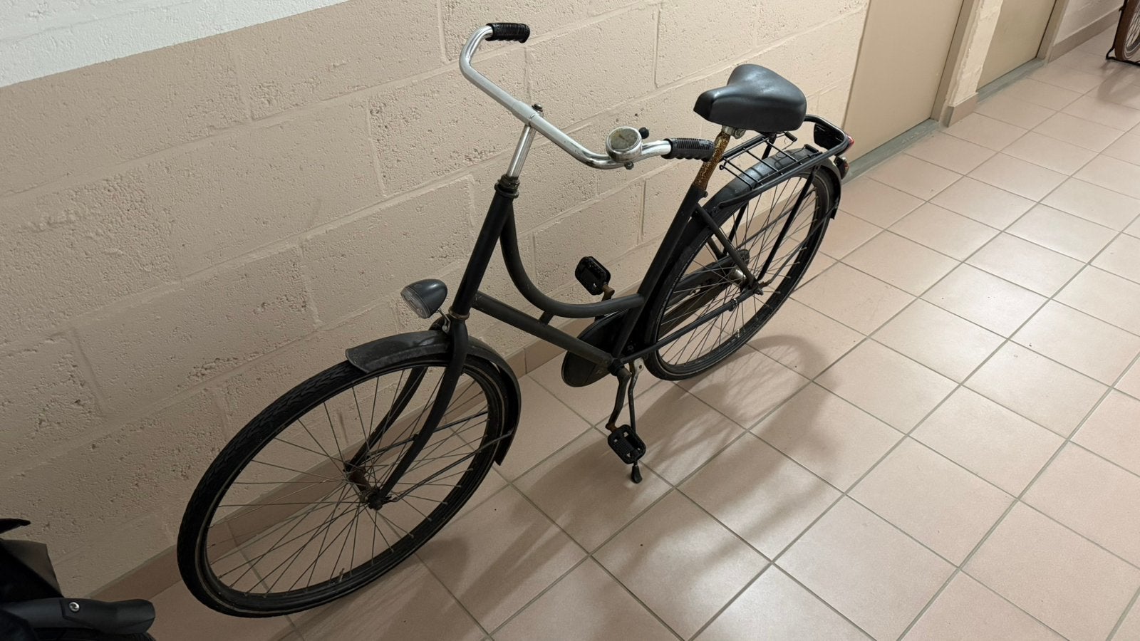 Old black bike, Fietsen en Brommers, Fietsen | Oldtimers, Ophalen, Terugtraprem