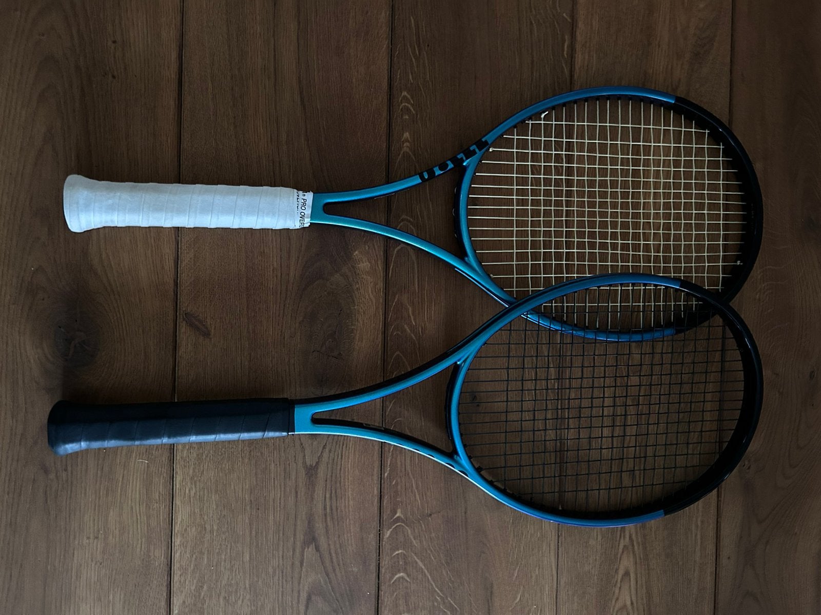 Te koop 2x z.g.a.n. Wilson Ultra V4 Pro gripmaat 2, L2, Ophalen of Verzenden, Zo goed als nieuw, Wilson