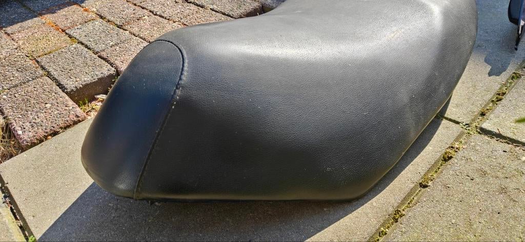 Buddyseat Peugeot Vivacity 1 & 2, Fietsen en Brommers, Brommeronderdelen | Scooters, Ophalen of Verzenden, Gebruikt, Zadel, Peugeot