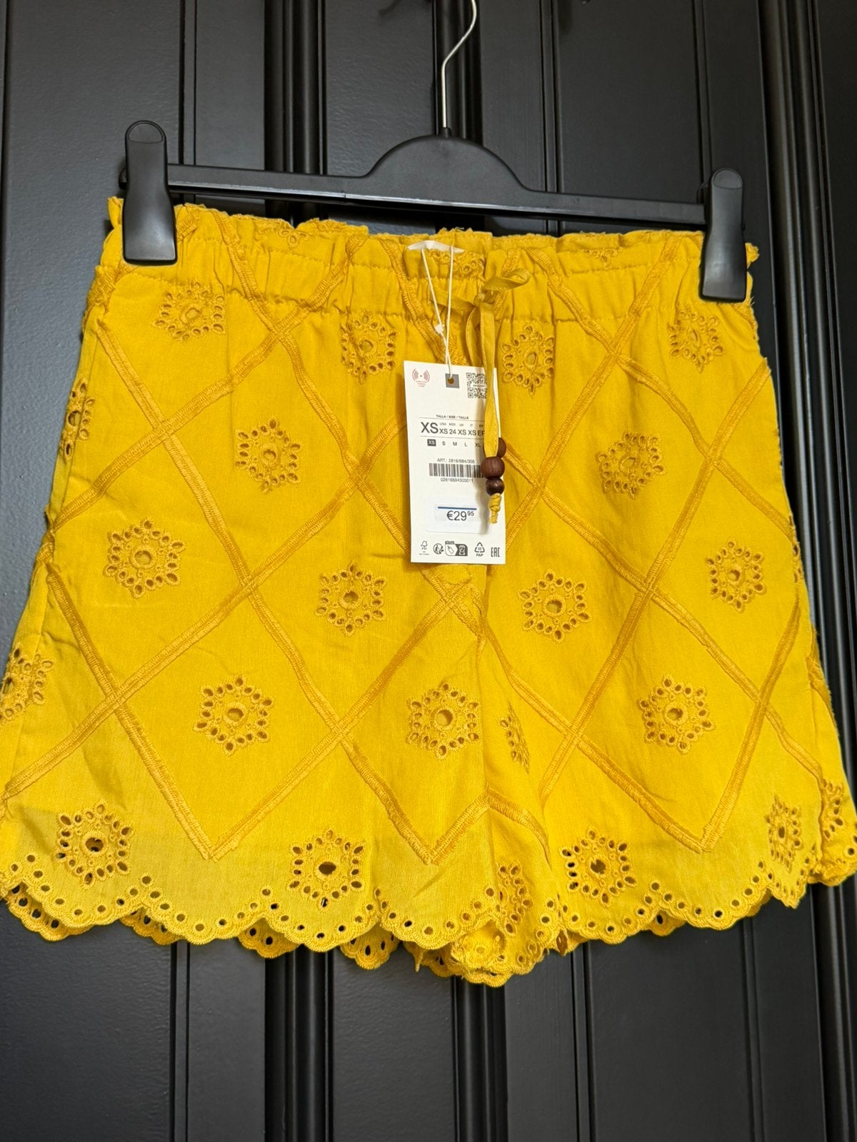 Zara katoenen broderie mini short, geel, met borduursel., Kleding | Dames, Broeken en Pantalons, Kort, Geel, Nieuw, Ophalen of Verzenden