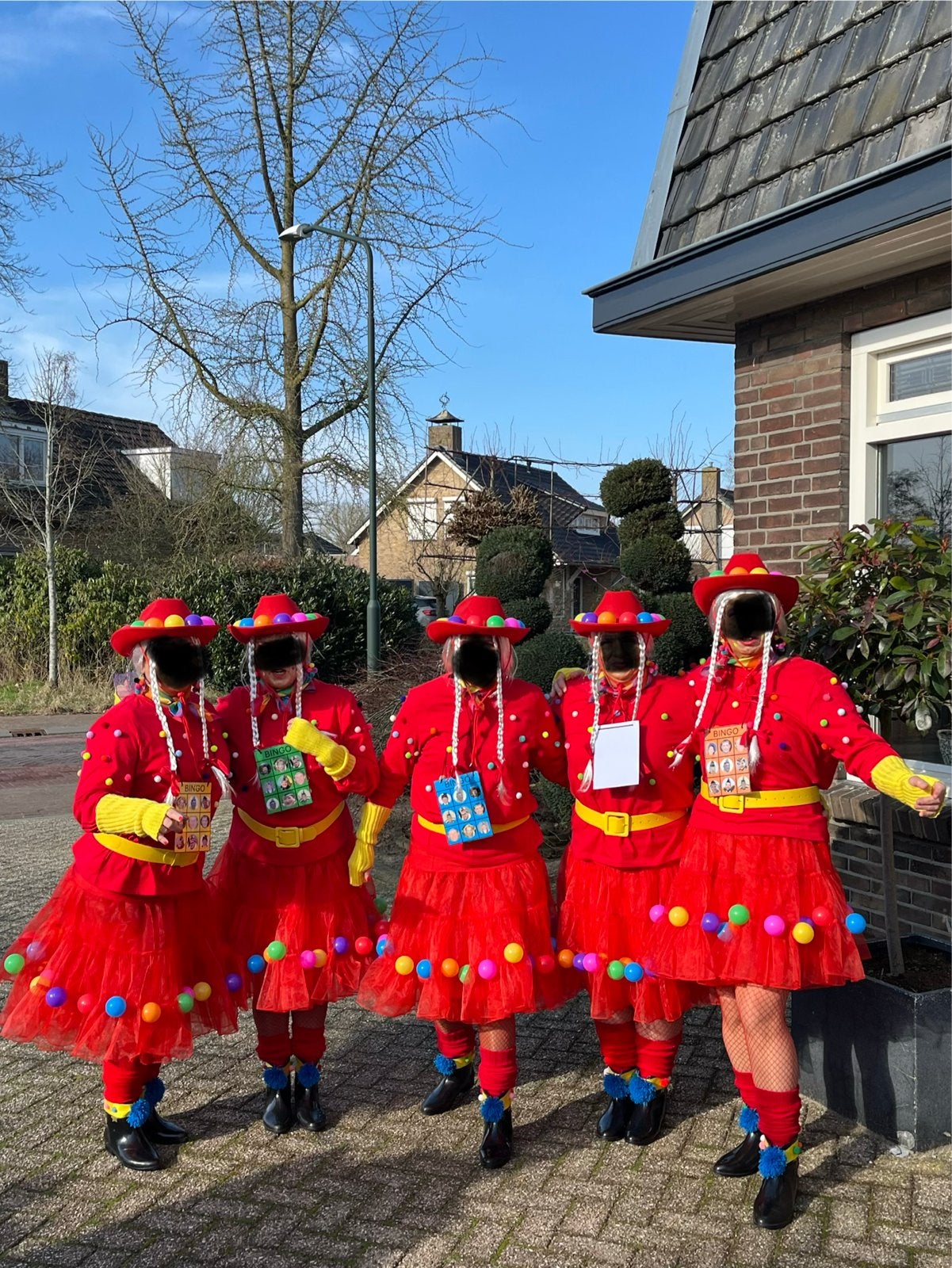 Dames - Rode Outfit met Kleurrijke Bollen 7x carnavalkostuum, Kleding | Dames, Maat 38/40 (M), Carnaval, Ophalen of Verzenden