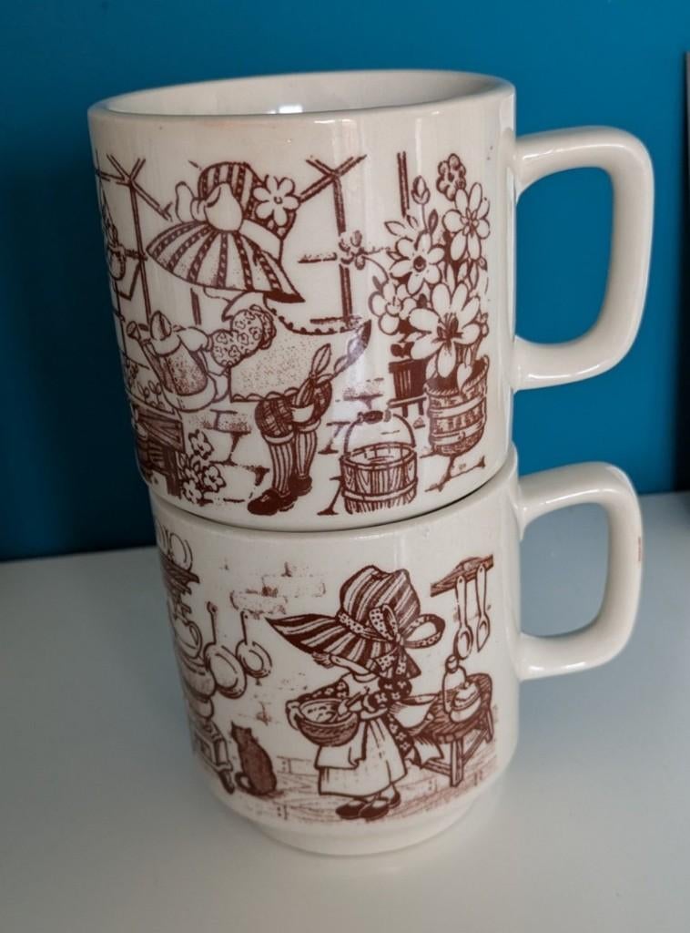 2 vintage Holly Hobbie bekers, Huis en Inrichting, Keuken | Servies, Ophalen of Verzenden, Zo goed als nieuw, Overige stijlen