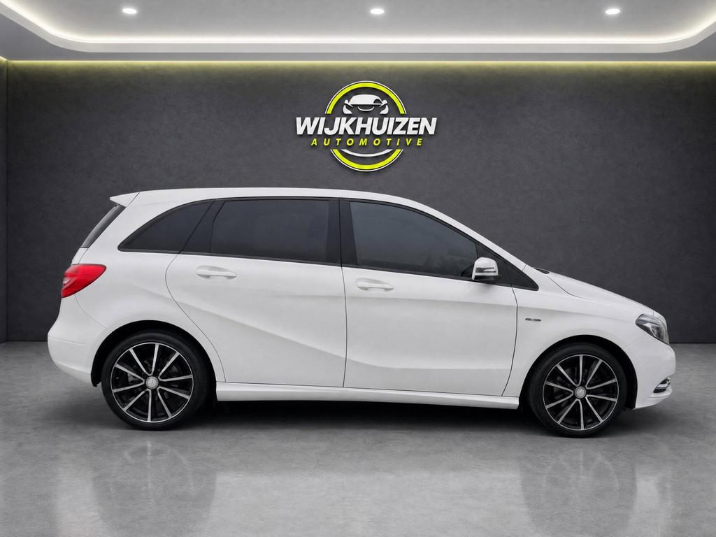 Mercedes-Benz B-klasse 180 Ambition met Led ! 18 Inch ! Nieu, Auto's, Mercedes-Benz, Euro 5, Gebruikt, 4 cilinders, Leder en Stof