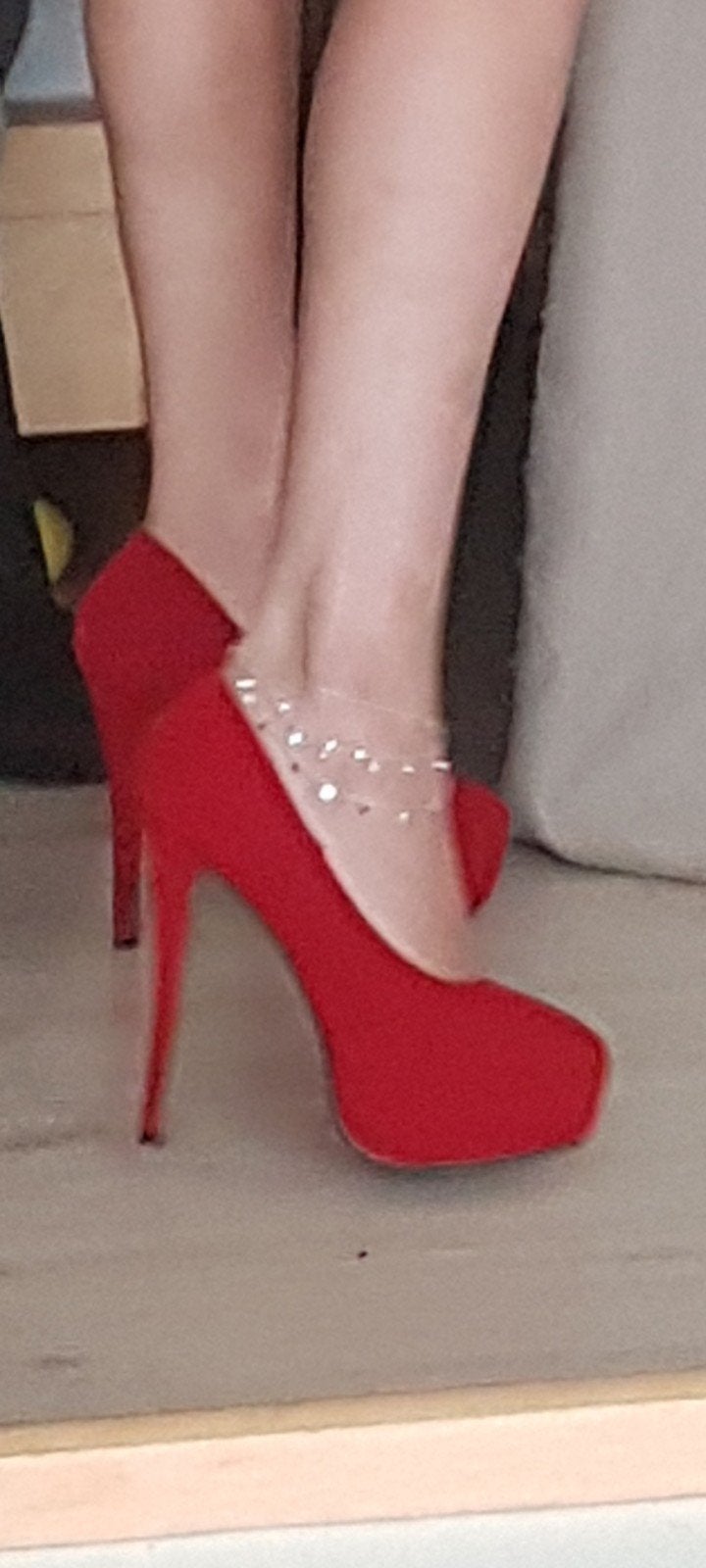 rode.suede naaldhakken, Ophalen of Verzenden, Zo goed als nieuw, Rood