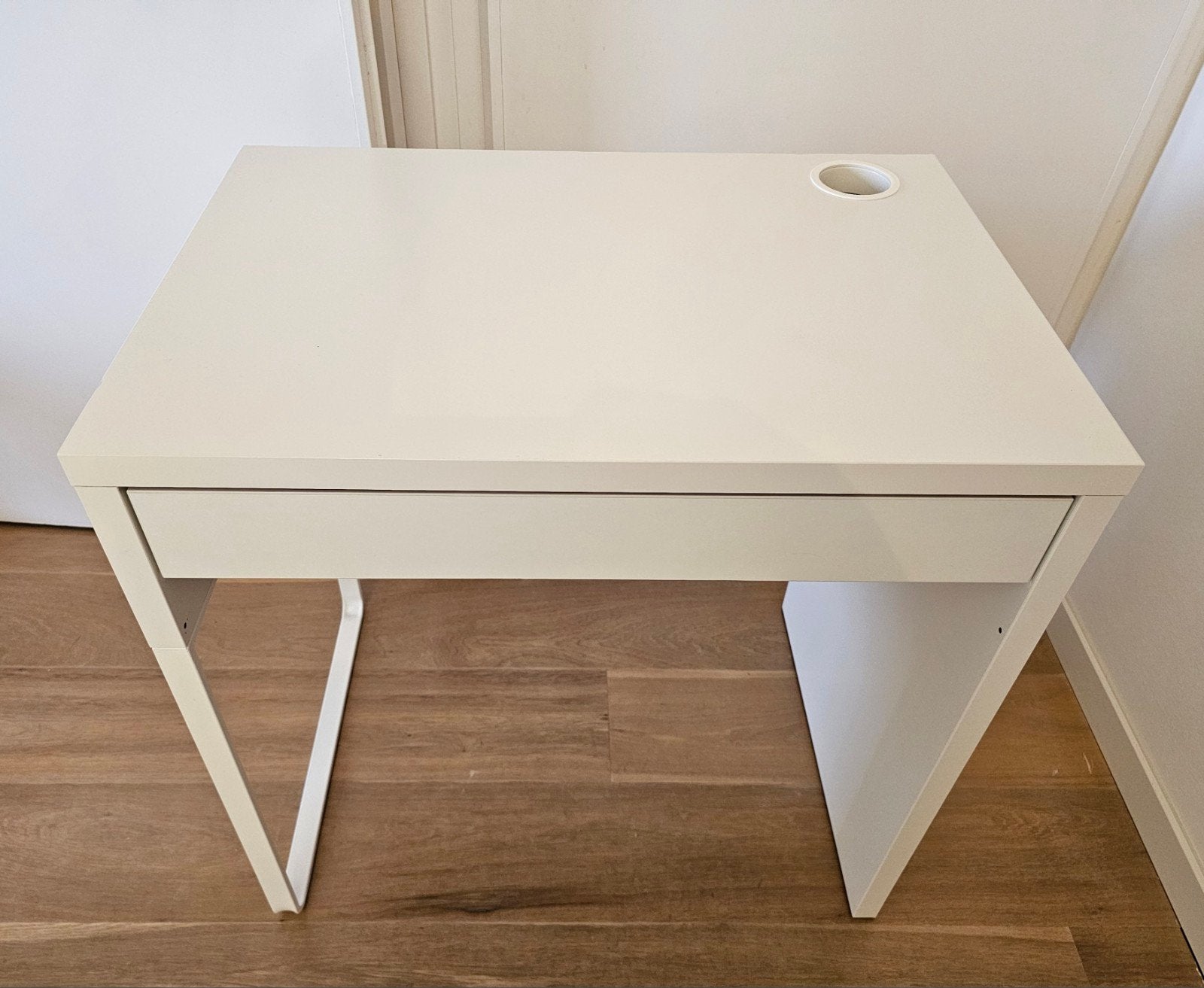 Ikea bureau micke en roze bureaustoel vimund.

Leuke set., Ophalen, Gebruikt
