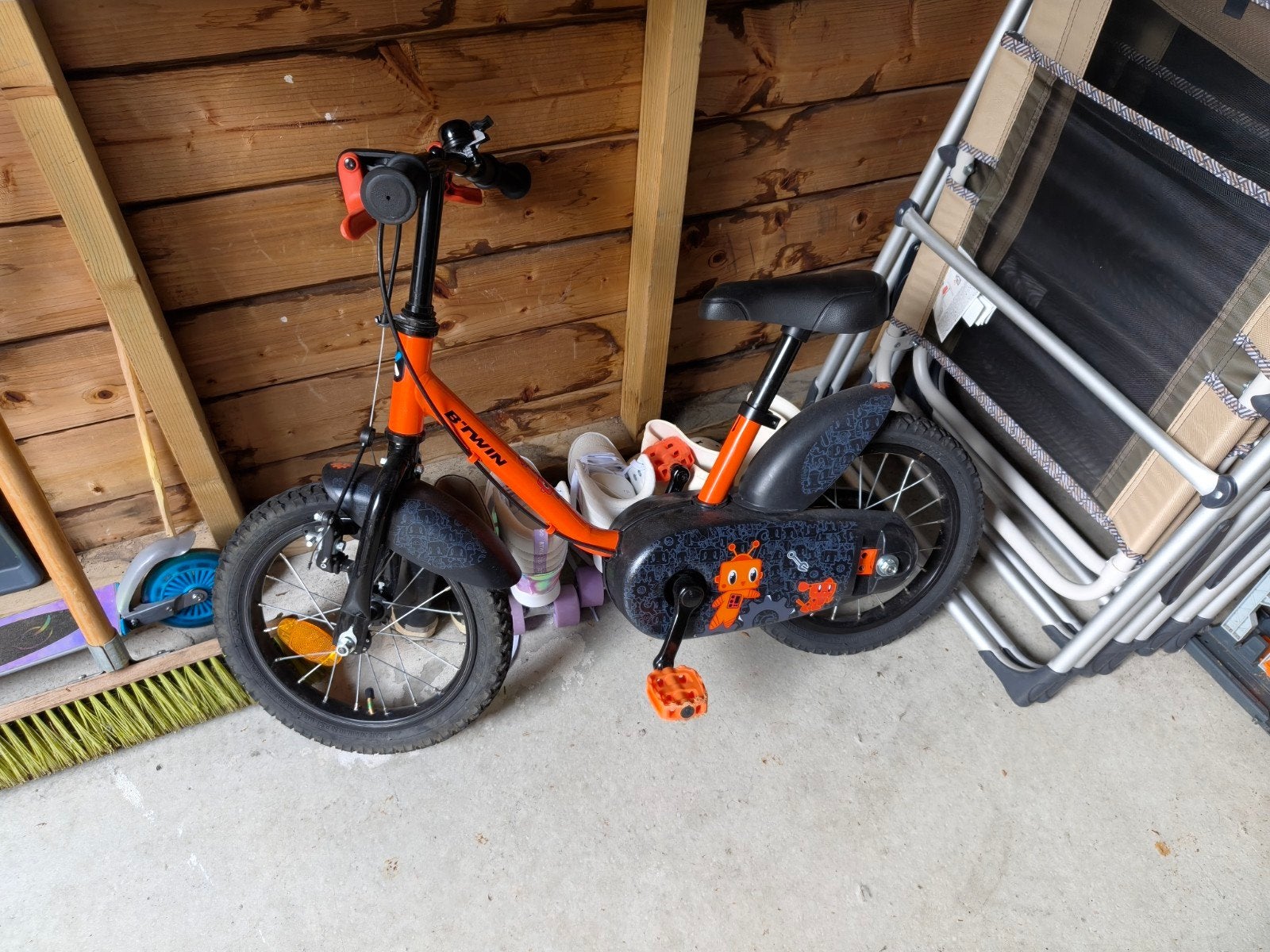 B'Twin kinderfiets 14 inch, oranje met zijwieltjes, Ophalen, Zijwieltjes, Velgrem, B'Twin