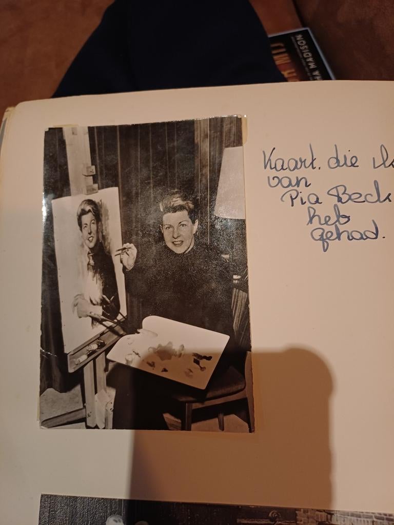 Vintage foto van Pia Beck aan het schilderen, Gebruikt, Foto, Ophalen of Verzenden, Voor 1940