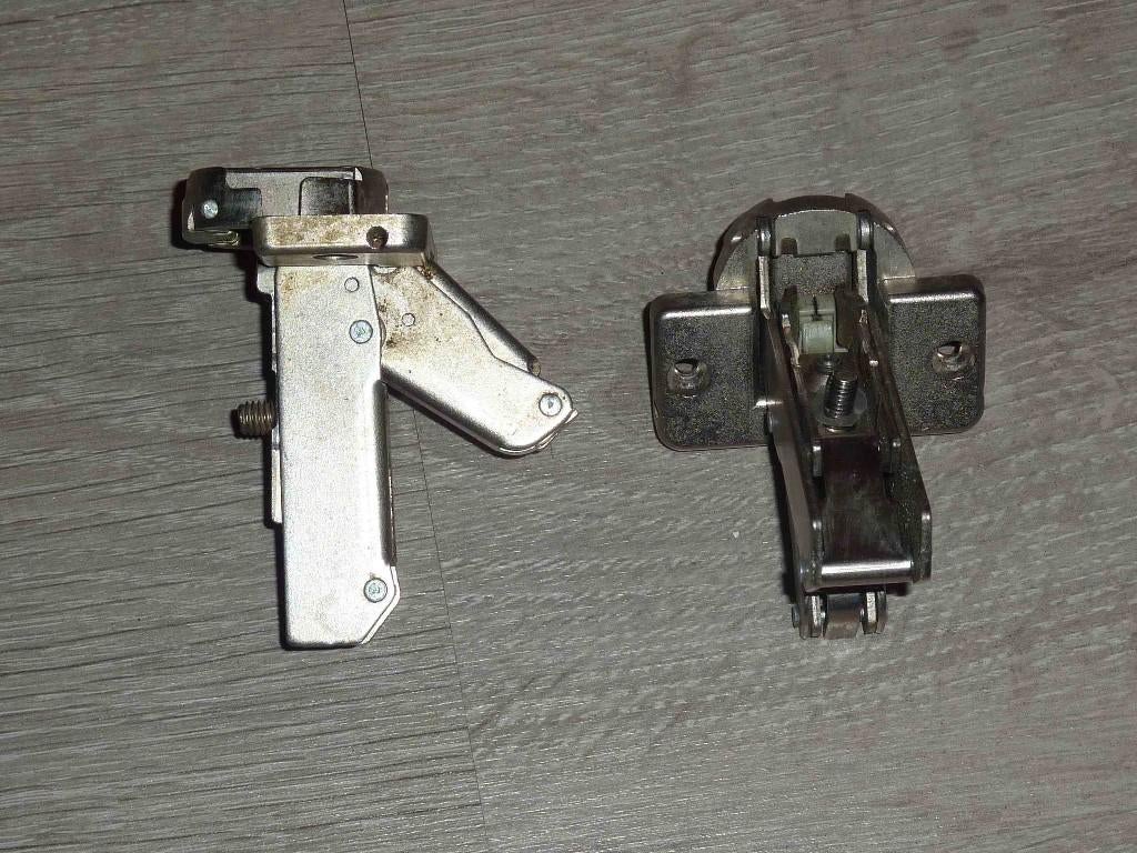 2x metalen Blum scharnier, > 180, Ophalen, Zo goed als nieuw