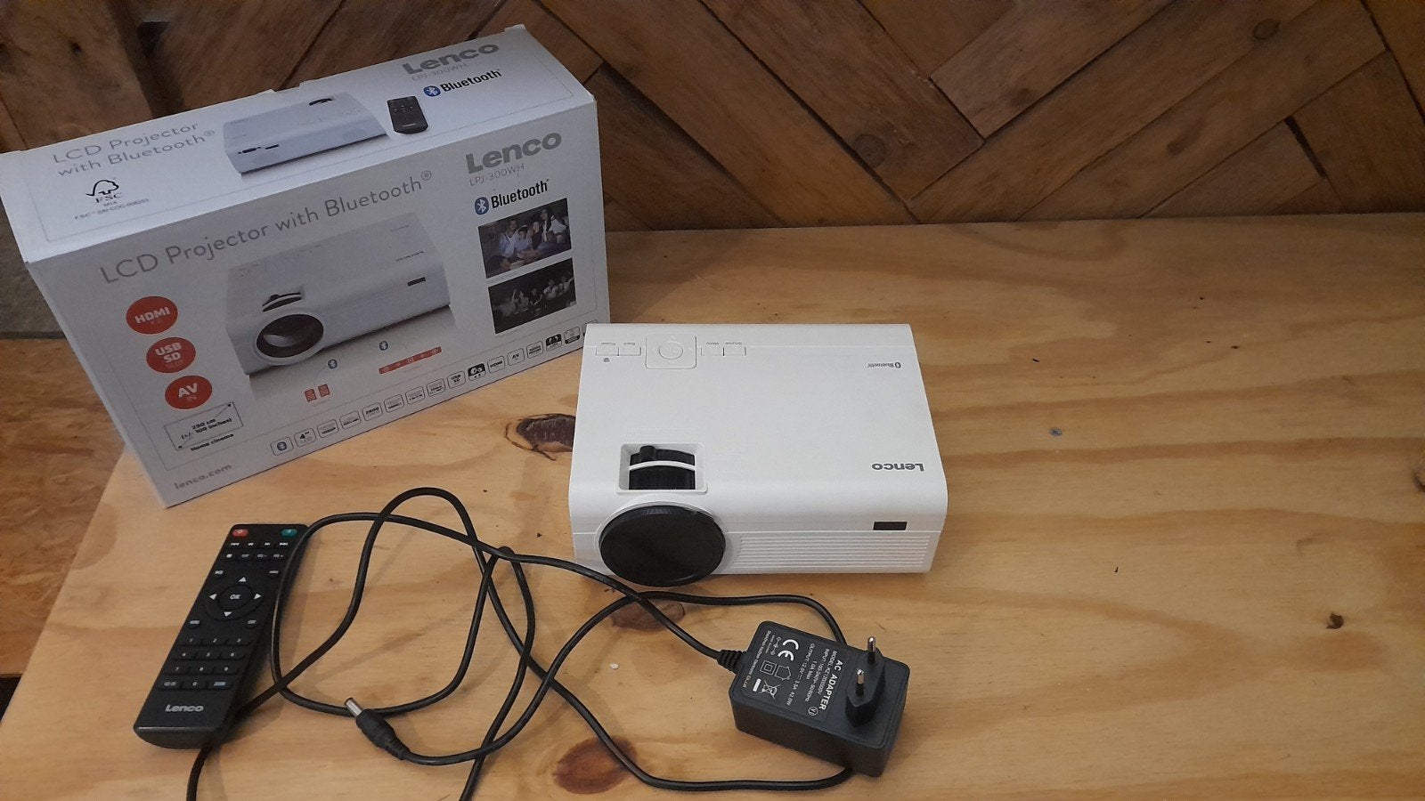 Lenco LPJ-300WH Beamer + Scherm (complete set €50), Lenco, Ophalen of Verzenden, Zo goed als nieuw, LCD
