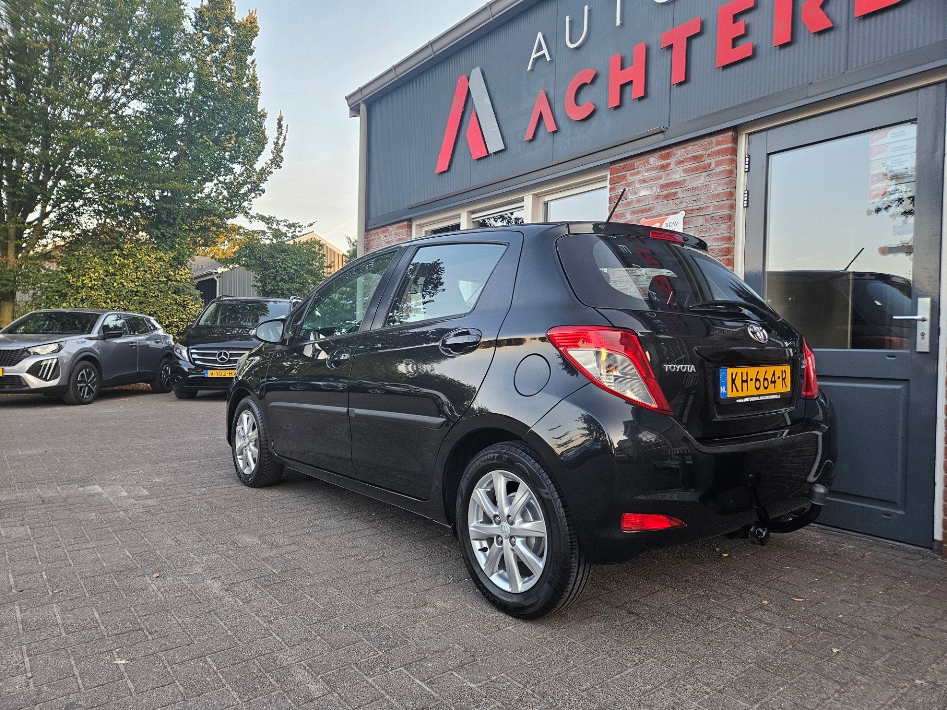 Toyota Yaris 1.0 VVT-i Aspiration Airco! Trekhaak! 5-Deurs!, Auto's, Euro 5, 750 kg, Zwart, Handgeschakeld